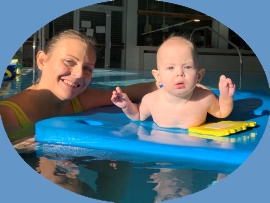 Livia beim Babyschwimmen